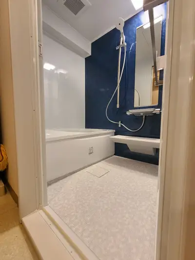 鮮やかなブルーのユニットバス